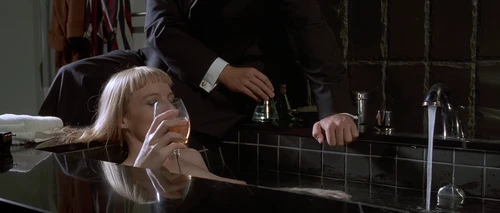 Still frame 98 from American Psycho (2000) directed by Mary Harron