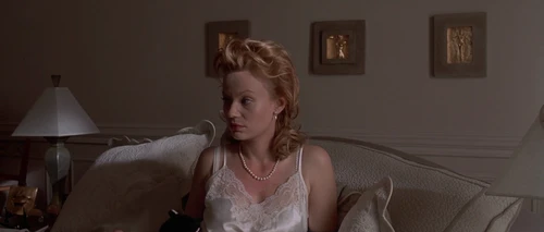 Still frame 132 from American Psycho (2000) directed by Mary Harron
