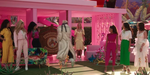 Still frame 221 from Barbie (2023) directed by Greta Gerwig