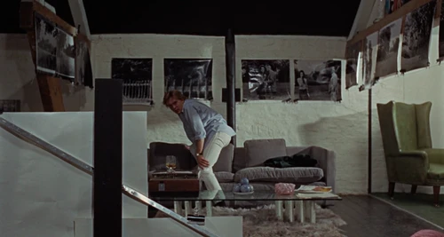 Still frame 195 from Blow-Up (1966) directed by Michelangelo Antonioni