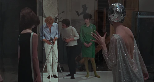 Still frame 32 from Blow-Up (1966) directed by Michelangelo Antonioni