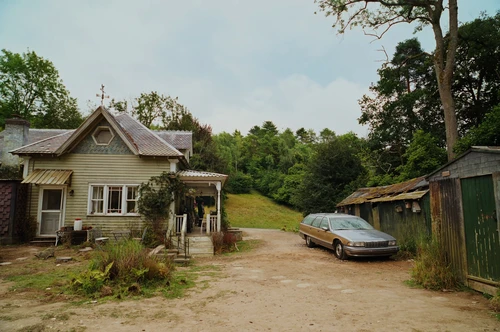 Still frame 103 from Bugonia (2025) directed by Yorgos Lanthimos