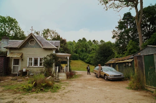 Still frame 104 from Bugonia (2025) directed by Yorgos Lanthimos