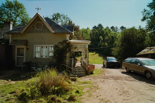Still frame 160 from Bugonia (2025) directed by Yorgos Lanthimos