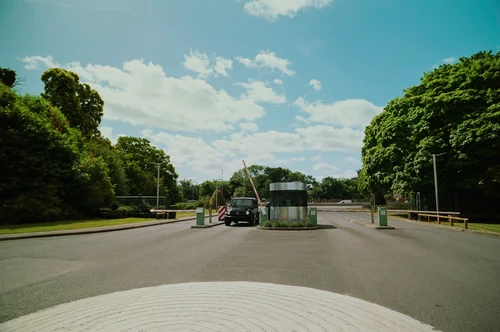 Still frame 16 from Bugonia (2025) directed by Yorgos Lanthimos