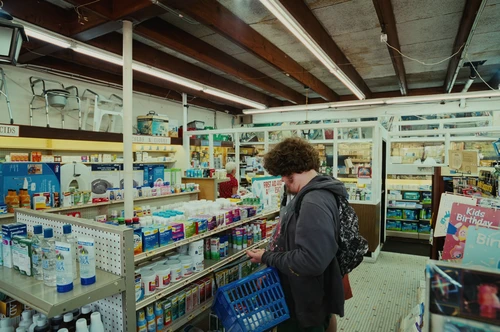 Still frame 18 from Bugonia (2025) directed by Yorgos Lanthimos