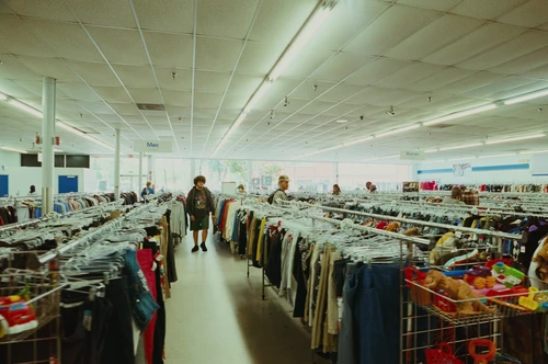 Still frame 19 from Bugonia (2025) directed by Yorgos Lanthimos
