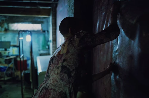 Still frame 202 from Bugonia (2025) directed by Yorgos Lanthimos
