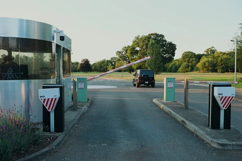 Still frame 219 from Bugonia (2025) directed by Yorgos Lanthimos