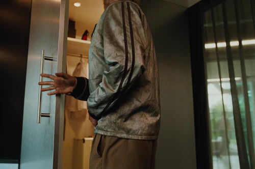 Still frame 234 from Bugonia (2025) directed by Yorgos Lanthimos