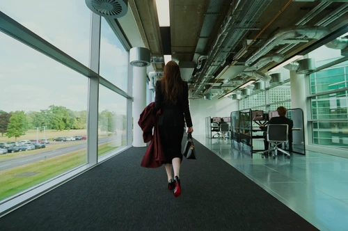 Still frame 27 from Bugonia (2025) directed by Yorgos Lanthimos