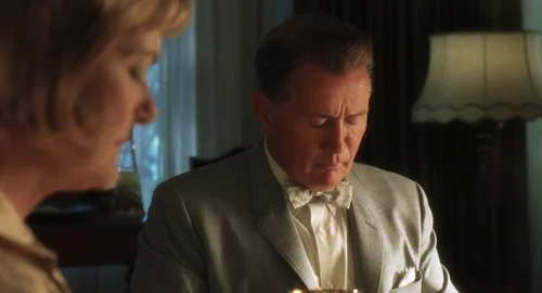 Still frame 90 from Catch Me If You Can (2002) directed by Steven Spielberg