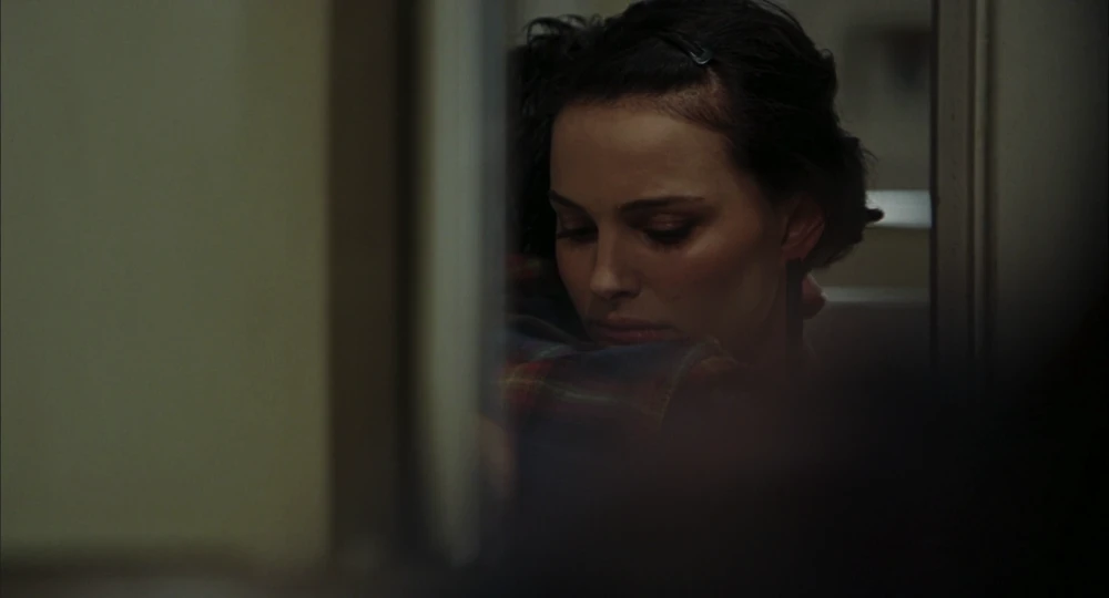 Still frame 63 from Closer (2004) directed by Mike Nichols