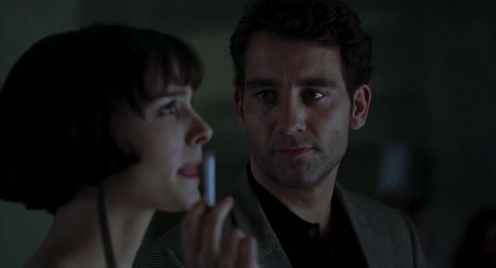Still frame 68 from Closer (2004) directed by Mike Nichols