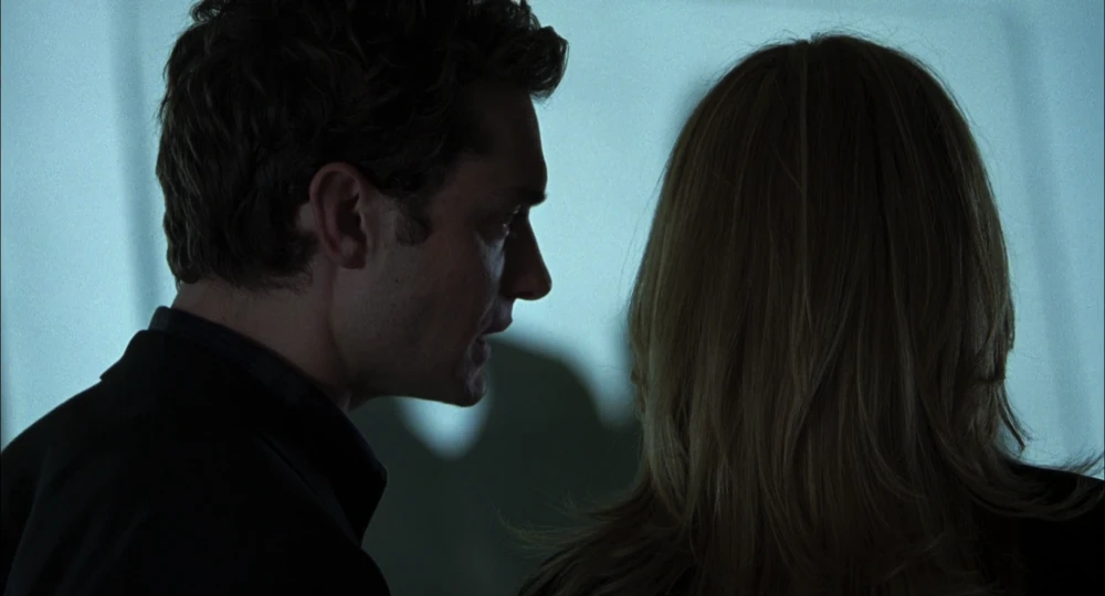 Still frame 71 from Closer (2004) directed by Mike Nichols