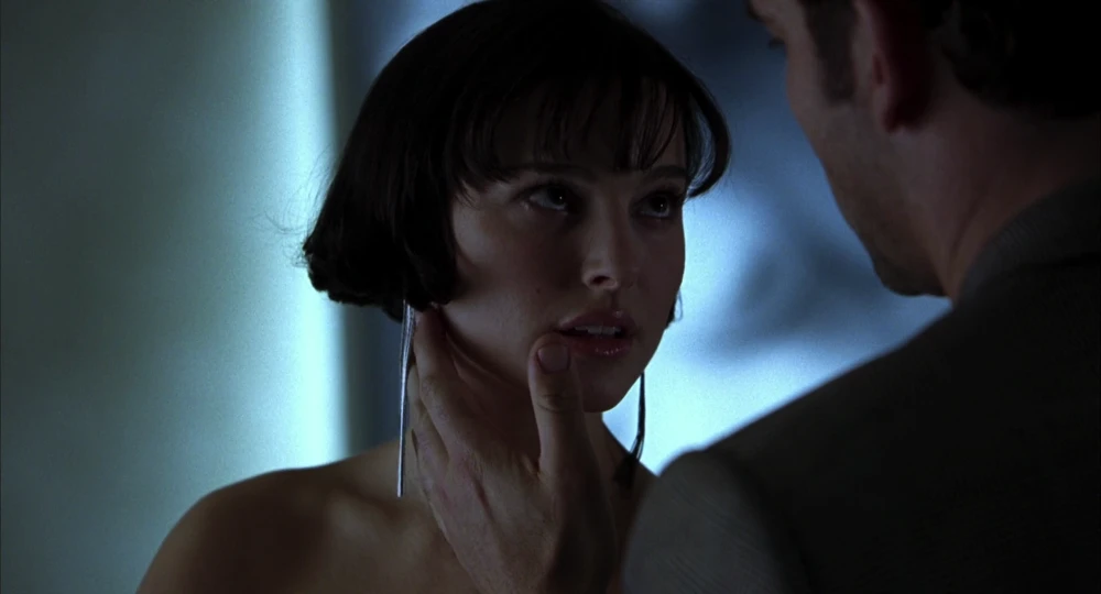 Still frame 74 from Closer (2004) directed by Mike Nichols