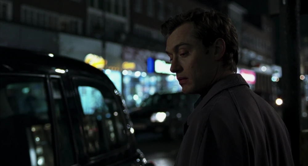 Still frame 76 from Closer (2004) directed by Mike Nichols