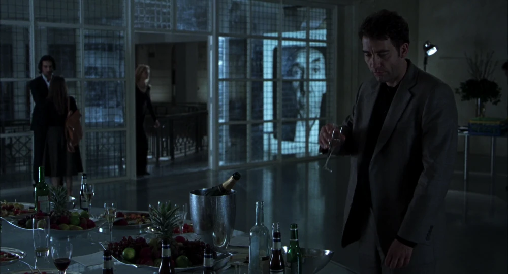 Still frame 81 from Closer (2004) directed by Mike Nichols
