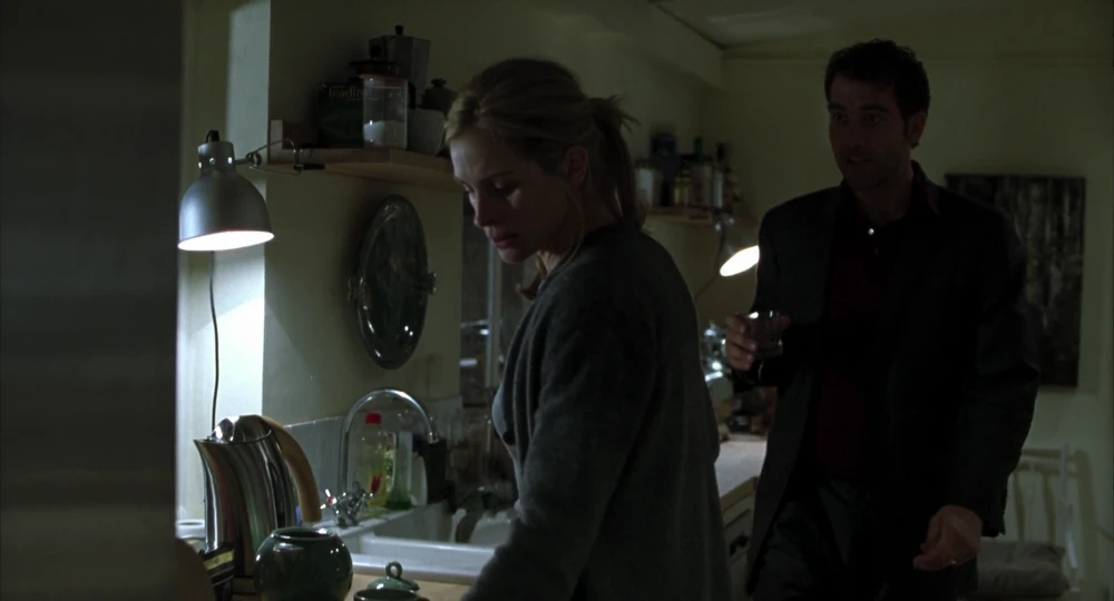 Still frame 90 from Closer (2004) directed by Mike Nichols