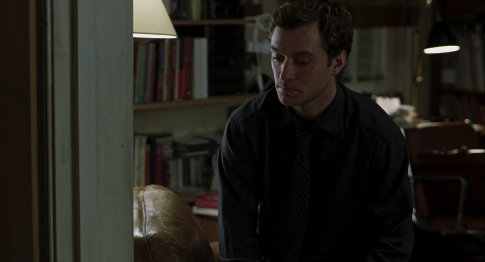 Still frame 92 from Closer (2004) directed by Mike Nichols