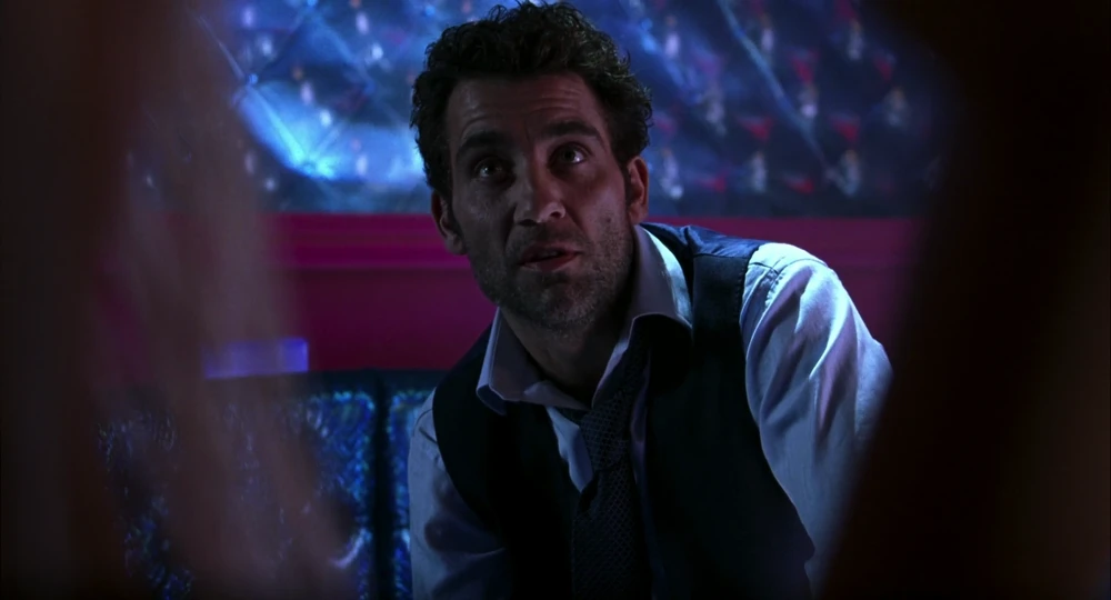 Still frame 116 from Closer (2004) directed by Mike Nichols
