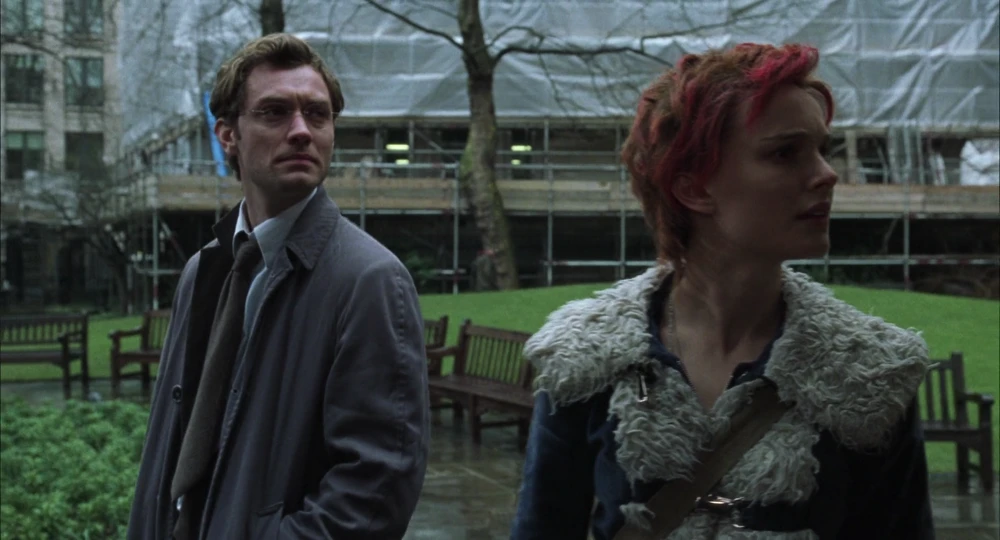 Still frame 10 from Closer (2004) directed by Mike Nichols
