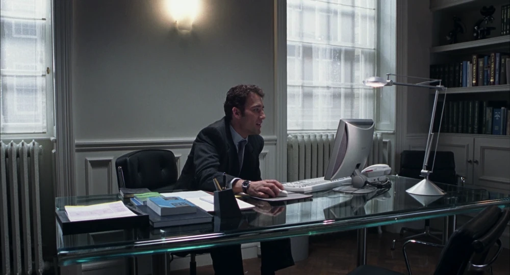 Still frame 143 from Closer (2004) directed by Mike Nichols