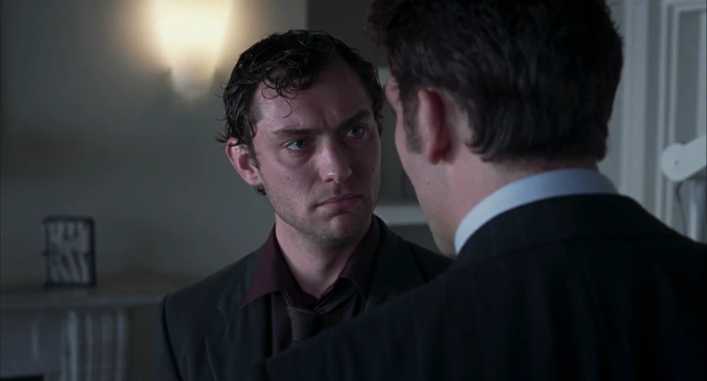 Still frame 144 from Closer (2004) directed by Mike Nichols