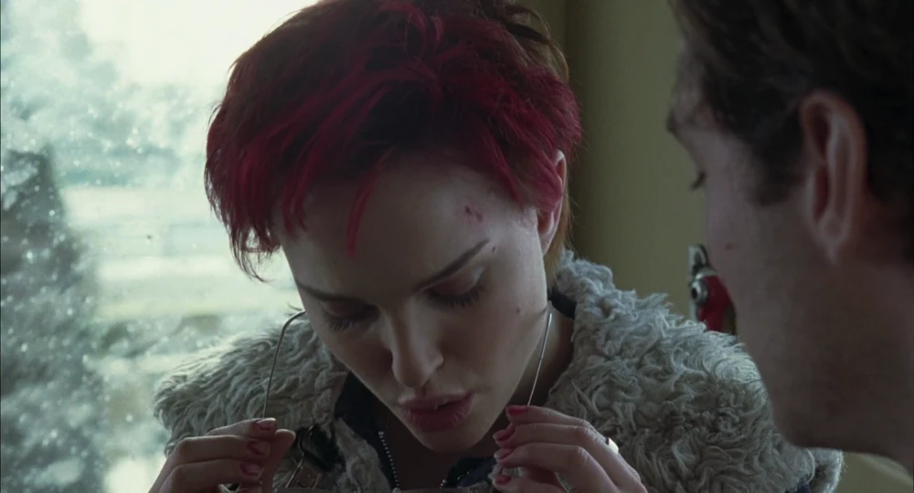 Still frame 14 from Closer (2004) directed by Mike Nichols