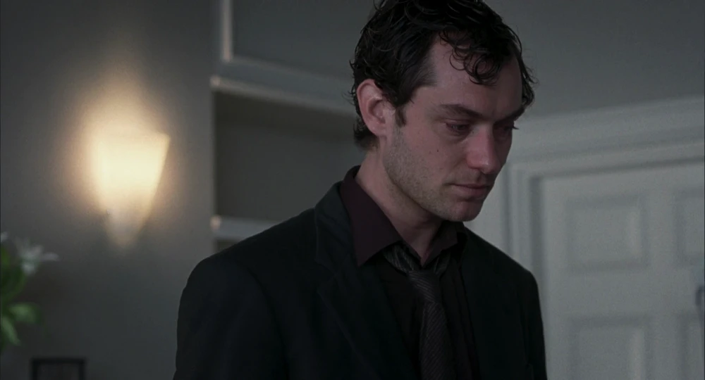 Still frame 146 from Closer (2004) directed by Mike Nichols