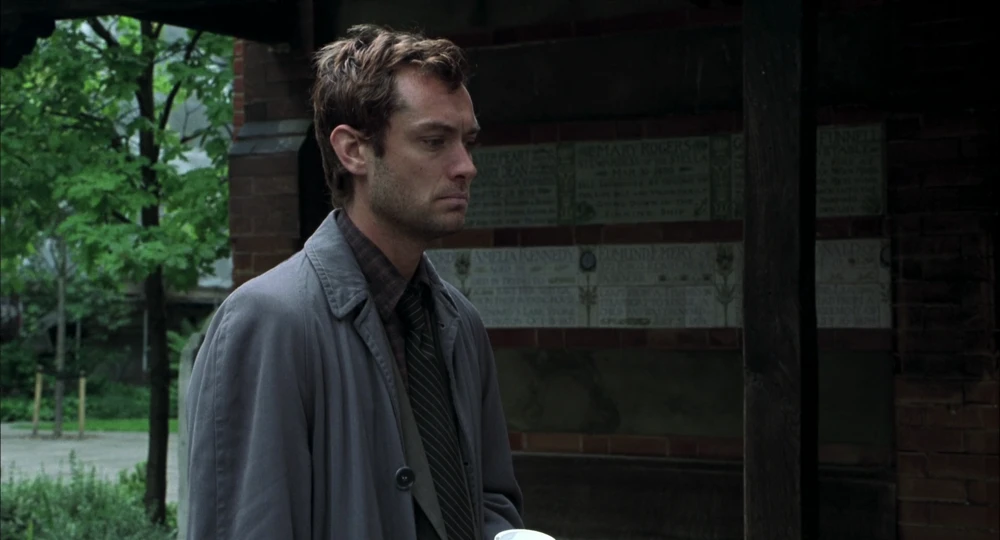 Still frame 167 from Closer (2004) directed by Mike Nichols