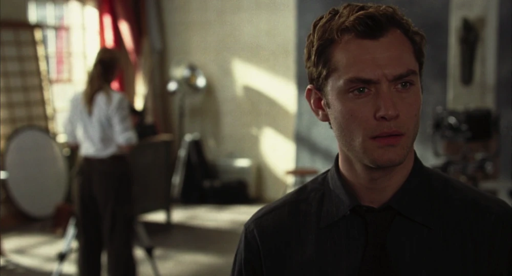 Still frame 21 from Closer (2004) directed by Mike Nichols