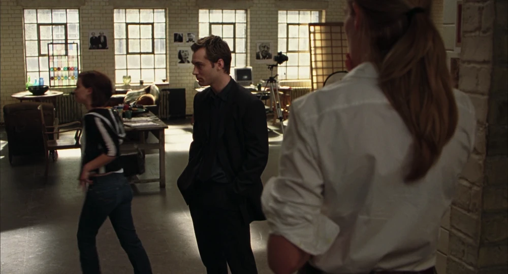 Still frame 34 from Closer (2004) directed by Mike Nichols