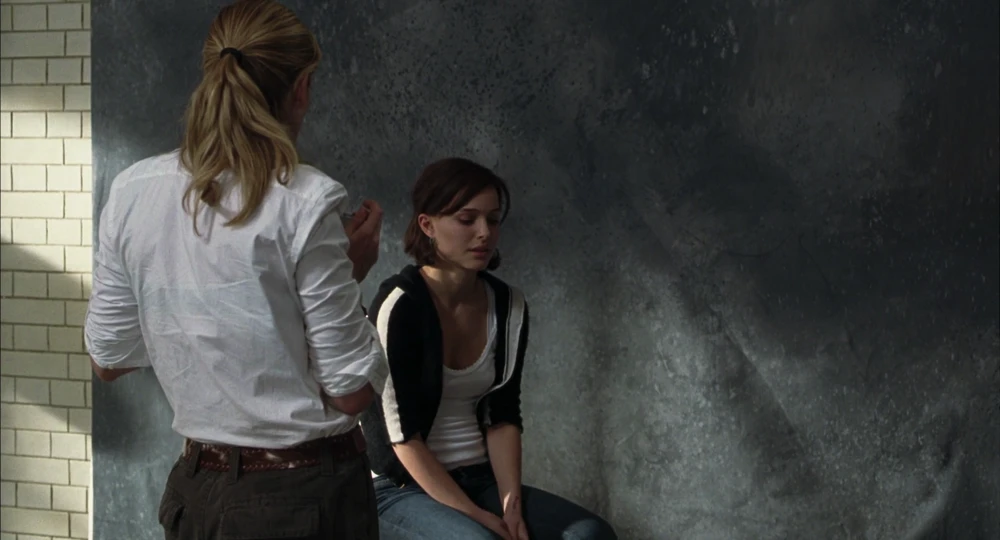Still frame 41 from Closer (2004) directed by Mike Nichols