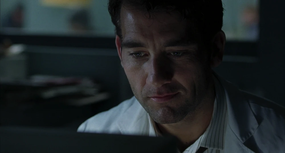 Still frame 44 from Closer (2004) directed by Mike Nichols