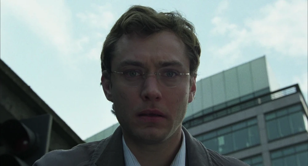 Still frame 2 from Closer (2004) directed by Mike Nichols