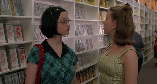 Still frame 87 from Ghost World (2001) directed by Terry Zwigoff