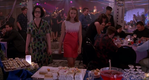 Still frame 16 from Ghost World (2001) directed by Terry Zwigoff