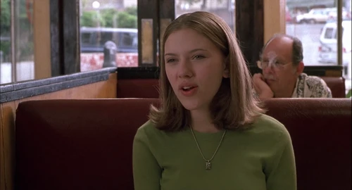 Still frame 22 from Ghost World (2001) directed by Terry Zwigoff