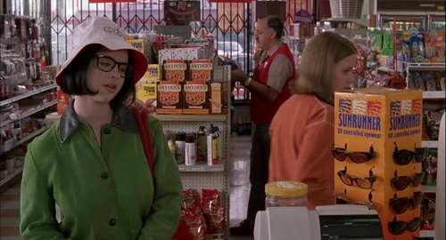 Still frame 34 from Ghost World (2001) directed by Terry Zwigoff