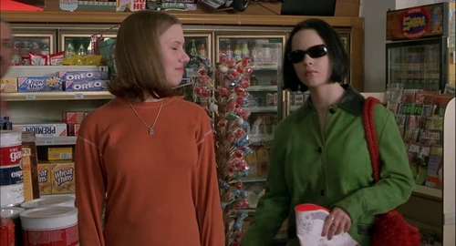Still frame 38 from Ghost World (2001) directed by Terry Zwigoff