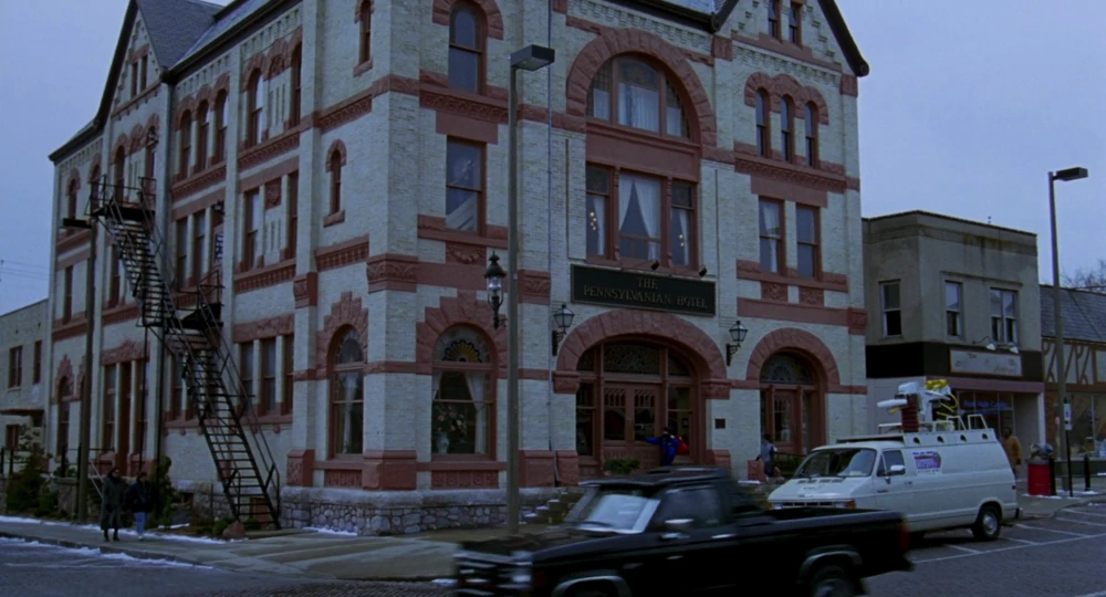 Still frame 10 from Groundhog Day (1993) directed by Harold Ramis