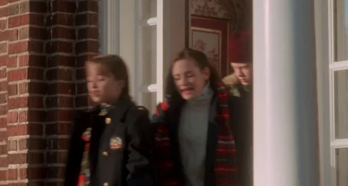 Still frame 12 from Home Alone (1990) directed by Chris Columbus