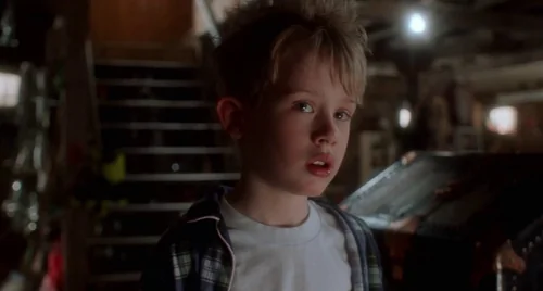 Still frame 16 from Home Alone (1990) directed by Chris Columbus