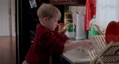 Still frame 47 from Home Alone (1990) directed by Chris Columbus