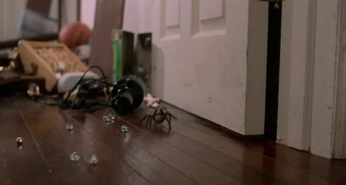 Still frame 77 from Home Alone (1990) directed by Chris Columbus
