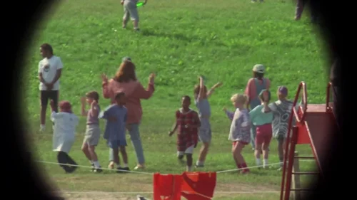 Still frame 16 from It Takes Two (1995) directed by Andy Tennant