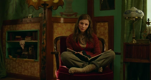Still frame 106 from Jojo Rabbit (2019) directed by Taika Waititi