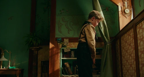 Still frame 109 from Jojo Rabbit (2019) directed by Taika Waititi