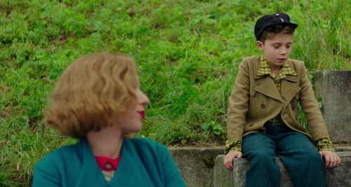 Still frame 115 from Jojo Rabbit (2019) directed by Taika Waititi